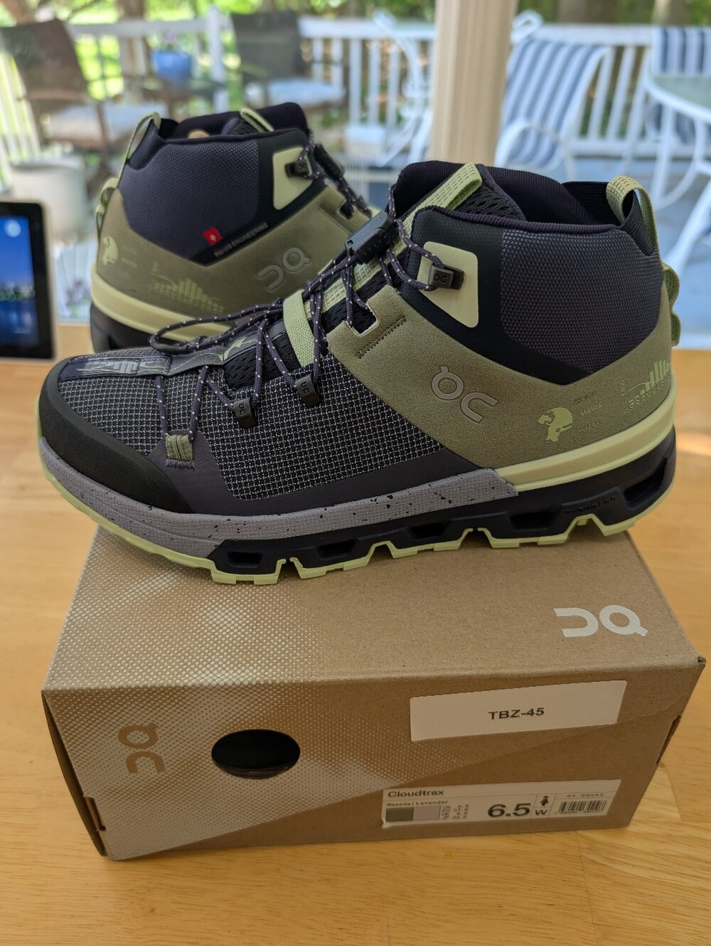 On Running Cloudtrax  Mid-Top Hiking Boots